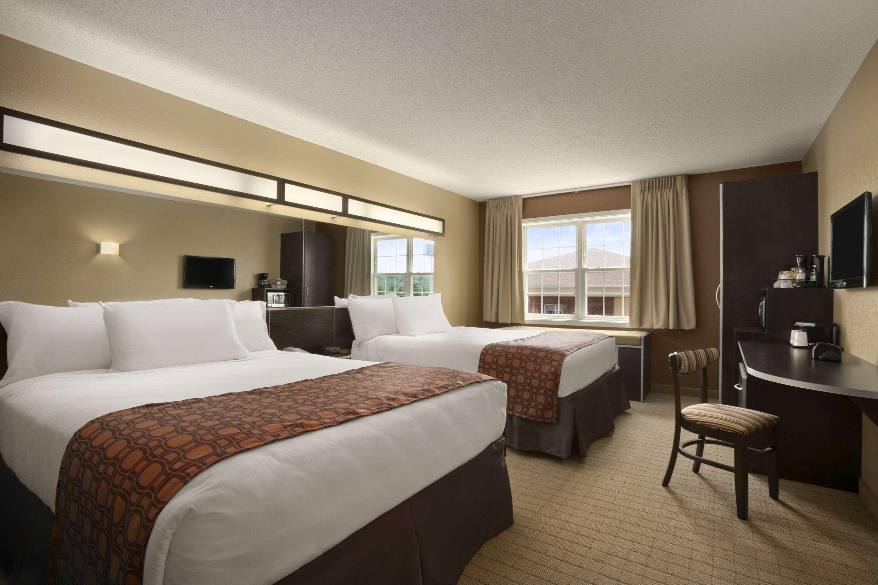 Microtel Inn & Suites By Wyndham Mineral Wells/Parkersburg Экстерьер фото
