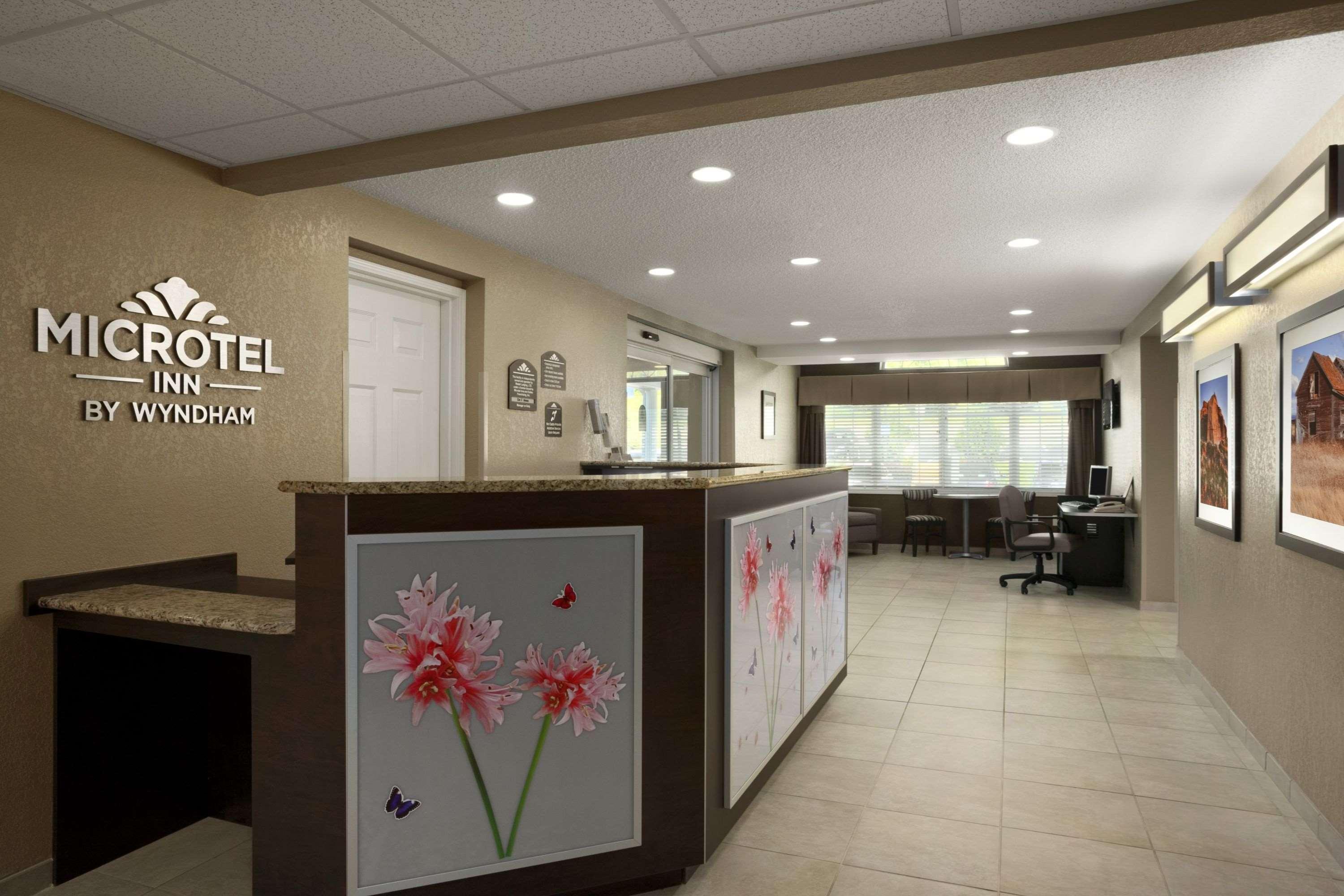 Microtel Inn & Suites By Wyndham Mineral Wells/Parkersburg Экстерьер фото