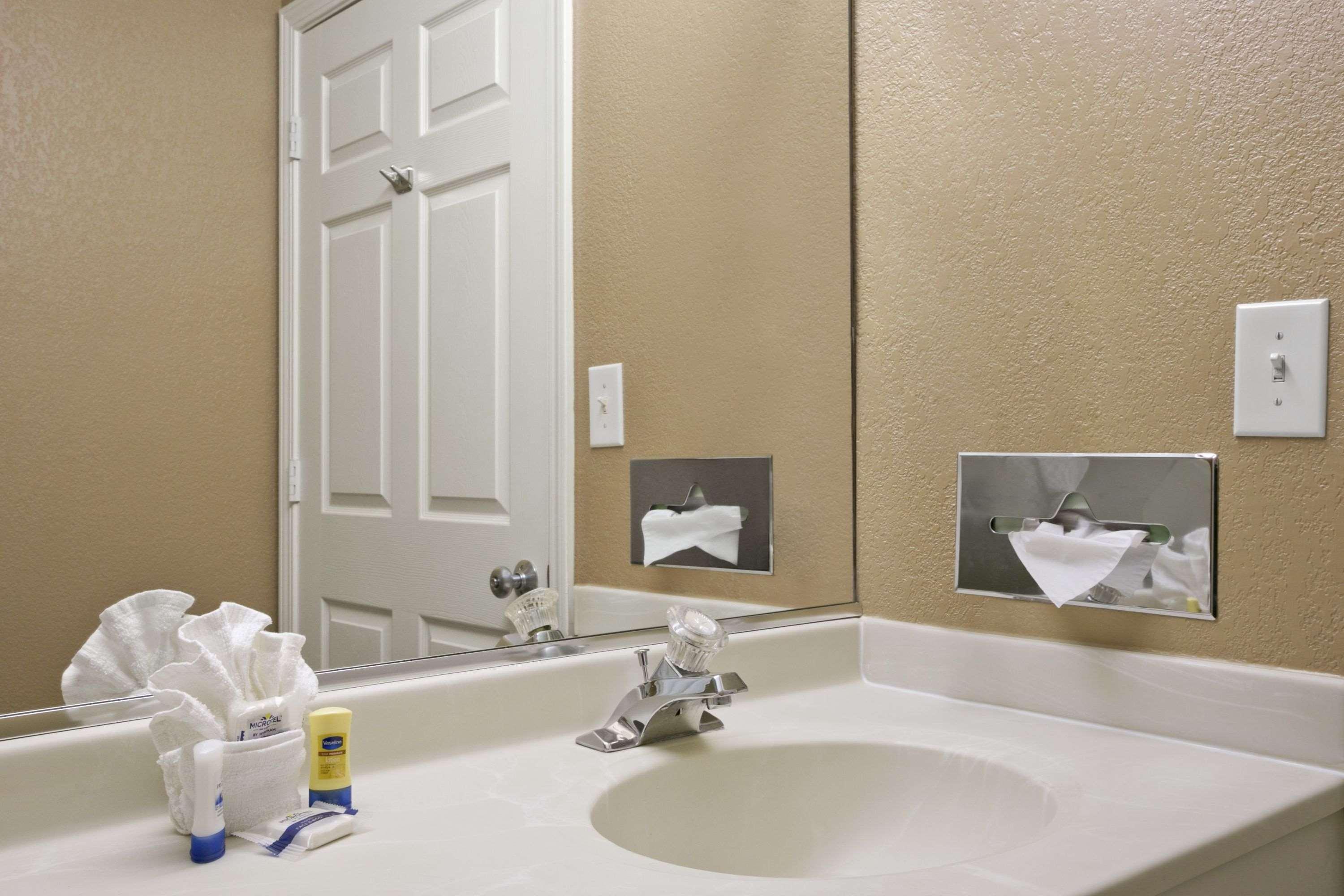 Microtel Inn & Suites By Wyndham Mineral Wells/Parkersburg Экстерьер фото