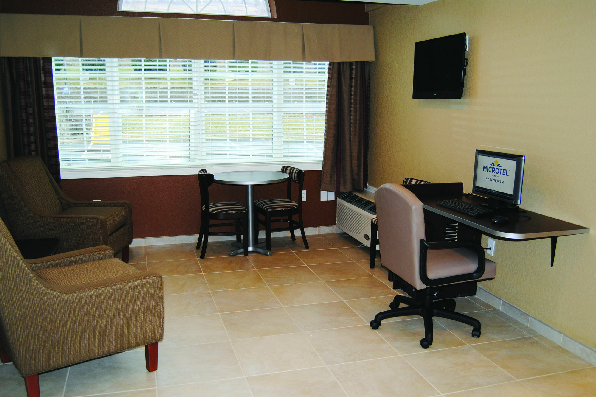 Microtel Inn & Suites By Wyndham Mineral Wells/Parkersburg Экстерьер фото